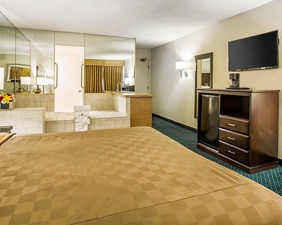 Rodeway Inn and Suites Bakersfield