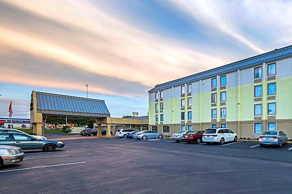 Clarion Inn & Suites Near Downtown