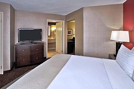 King Room with Roll-In Shower - Disability Access