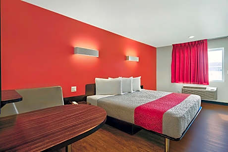 1 KING BED | NON-SMOKING, KITCHEN