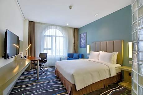 1 Queen Bed Standard