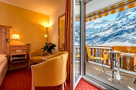 Superior Double Room with Balcony and Mountain View