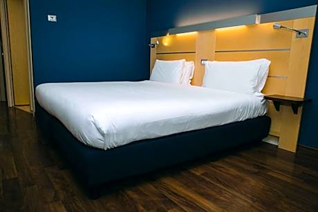 Standard Queen Room - Free Breakfast