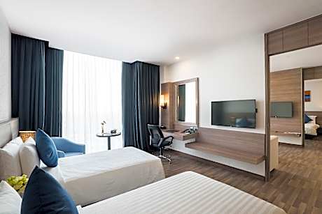 Suite - 1 Double 1 Single, Nonsmoking, Two Bedrooms, City View