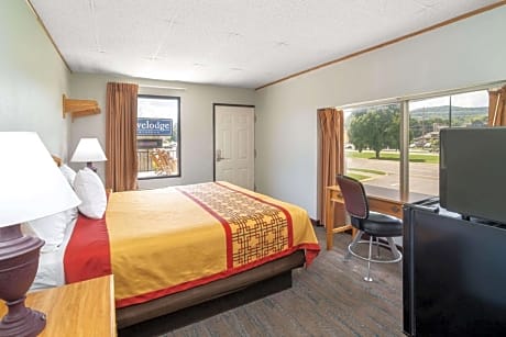 King Room with Mountain View - Non-Smoking