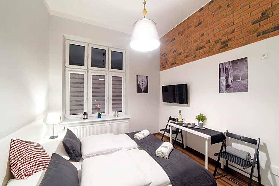 2 Nights Apartments - great location, right next to Main Rail and Bus Station, 10 min to Main Square by foot