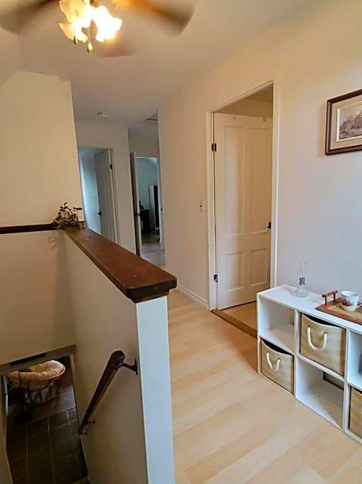 Cozy Farmhouse 10 Minutes From The Beach!
