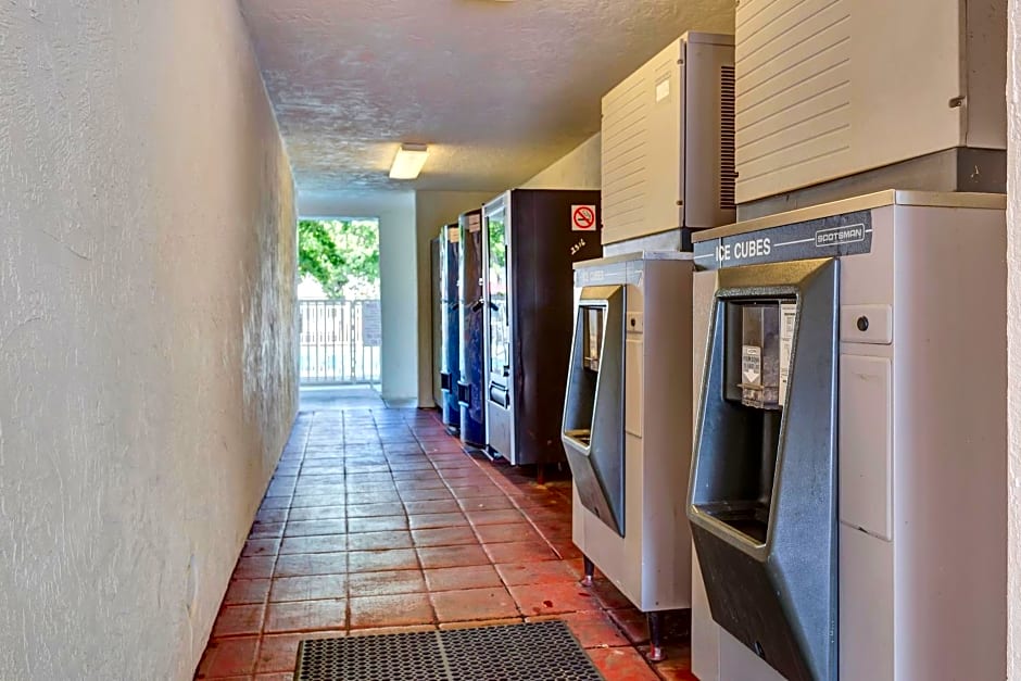 Super 8 by Wyndham Santa Rosa North