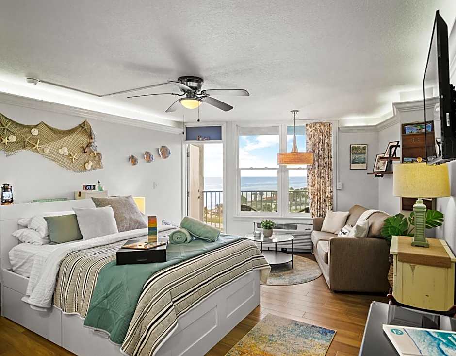 Luxury Beachfront Studio - Private Balcony with Ocean View - Heated Pool - Hot Tub - Tiki Bar - Sauna