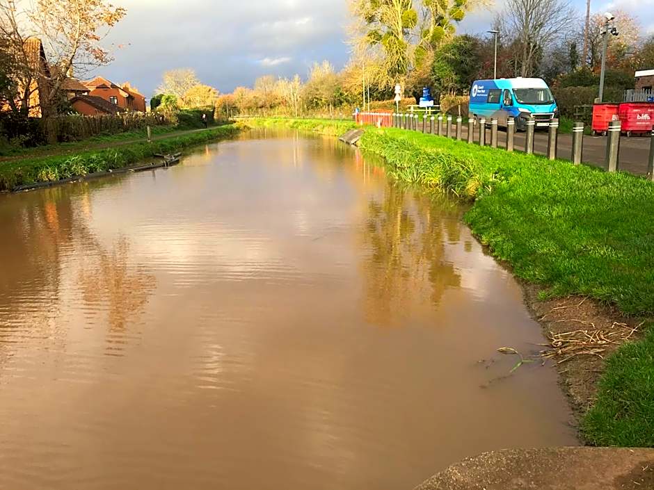 Shepherds Huts Ham Hill, 2 double beds, Bathroom, Lounge, Diner, Kitchen, LOVE dogs & Cats Looking out to lake and by Ham Hill Country Park plus parking for large vehicles available also great deals on workers long term This is the place to relax and BBQ