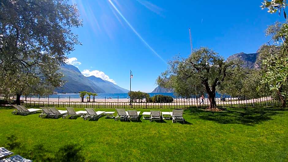 Hotel Baia Azzurra - Lake Front