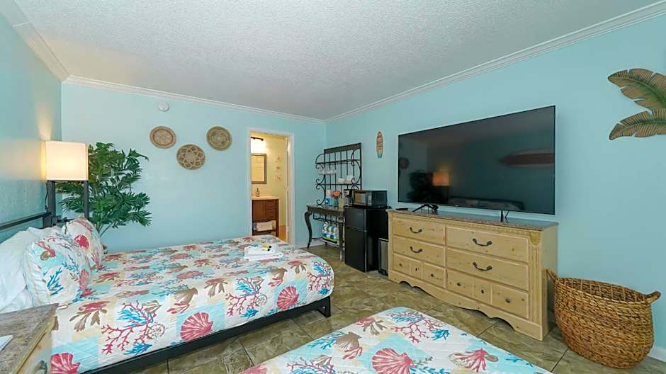 Heated Pool, Huge TV, Waterfront Tiki Bar & Grill, Close to Beaches