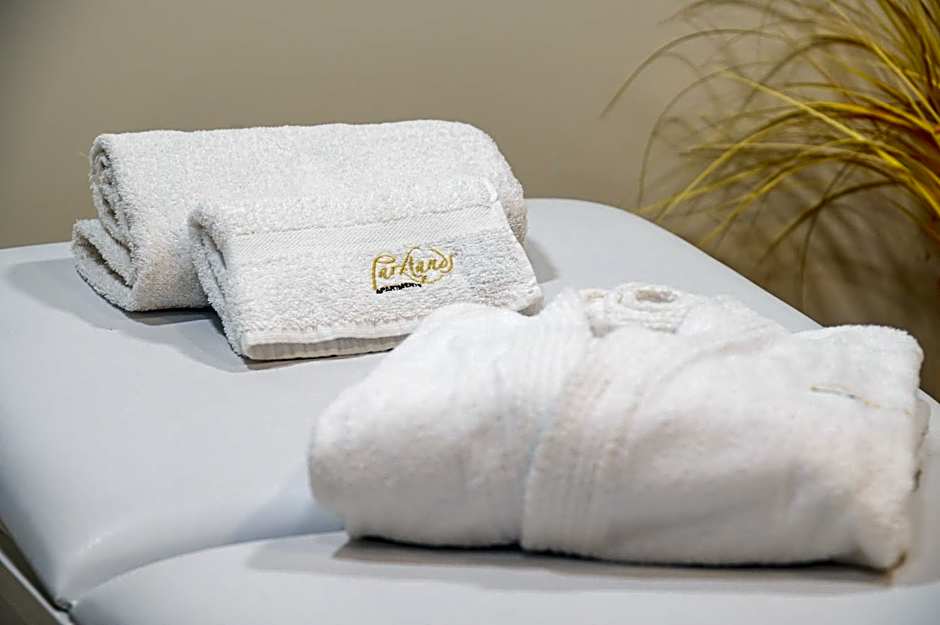 Parklands Hotel & Pool