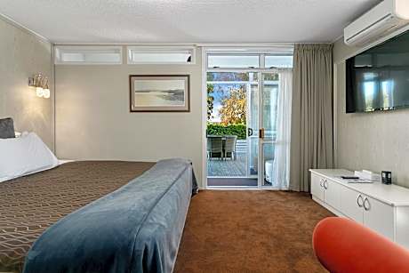1 Bedroom Suite with Bathtub
