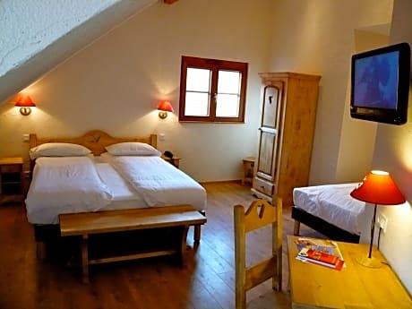 Triple Room (1 Double Bed + 1 Single Bed)