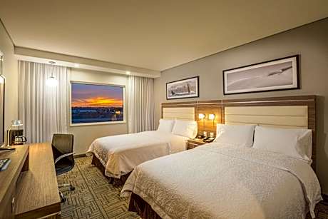 Queen Accessible Room W/ Roll In Shower Ns
