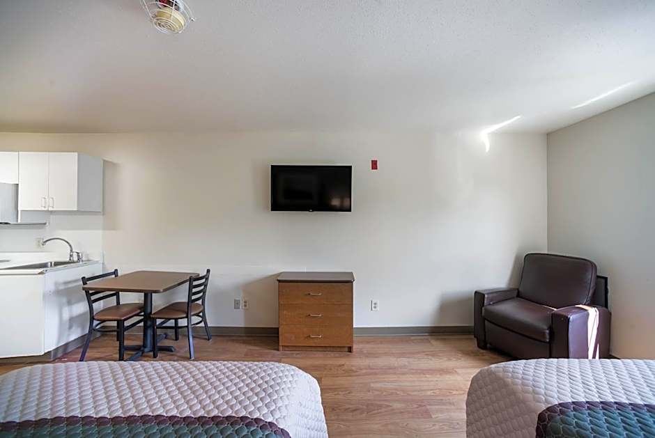HomeTowne Studios by Red Roof St. Louis - Airport/ N Lindbergh