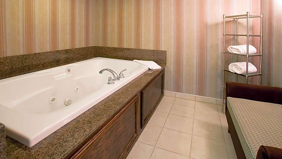 Holiday Inn Express Indianapolis Airport By IHG