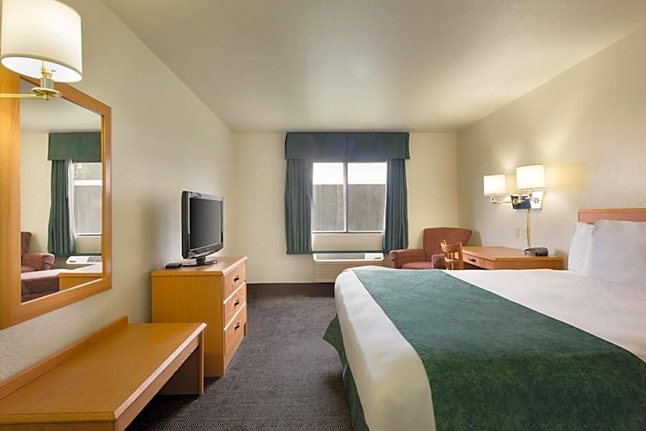 Photo 1 of 5 of 1 King Bed, Hearing/Mobility Accessible, Roll in Shower