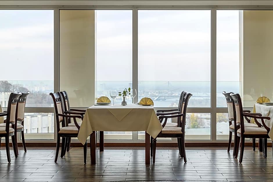 Готель Дніпро Dnipro Hotel