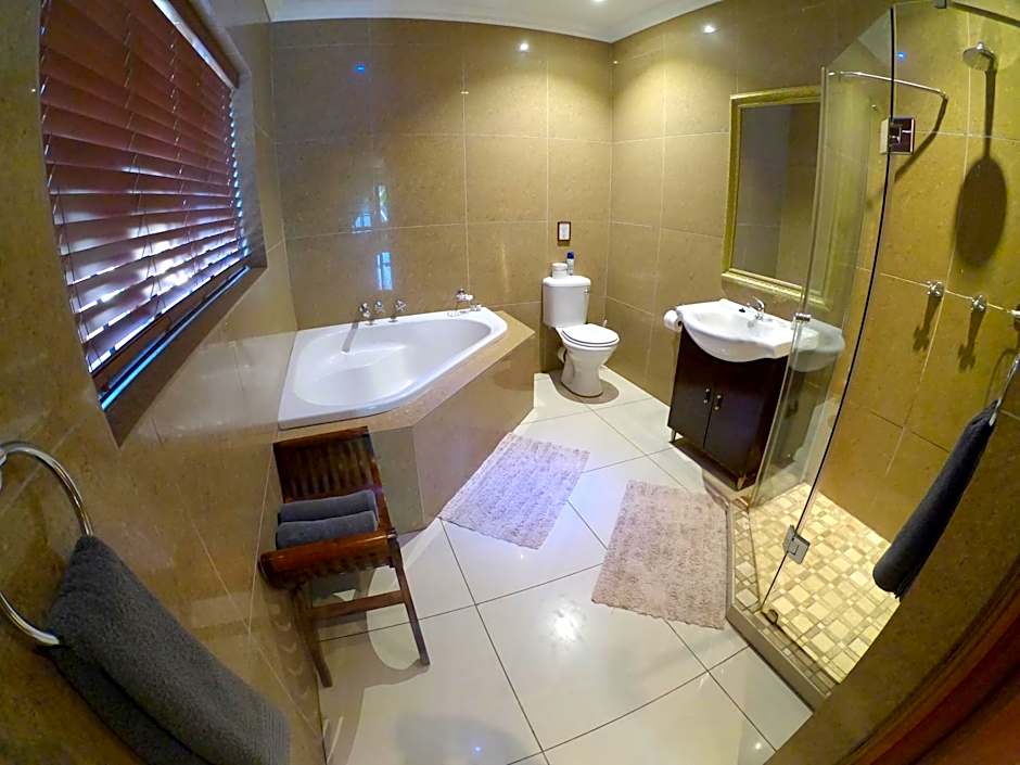 Tuskers Bush Lodge B&B