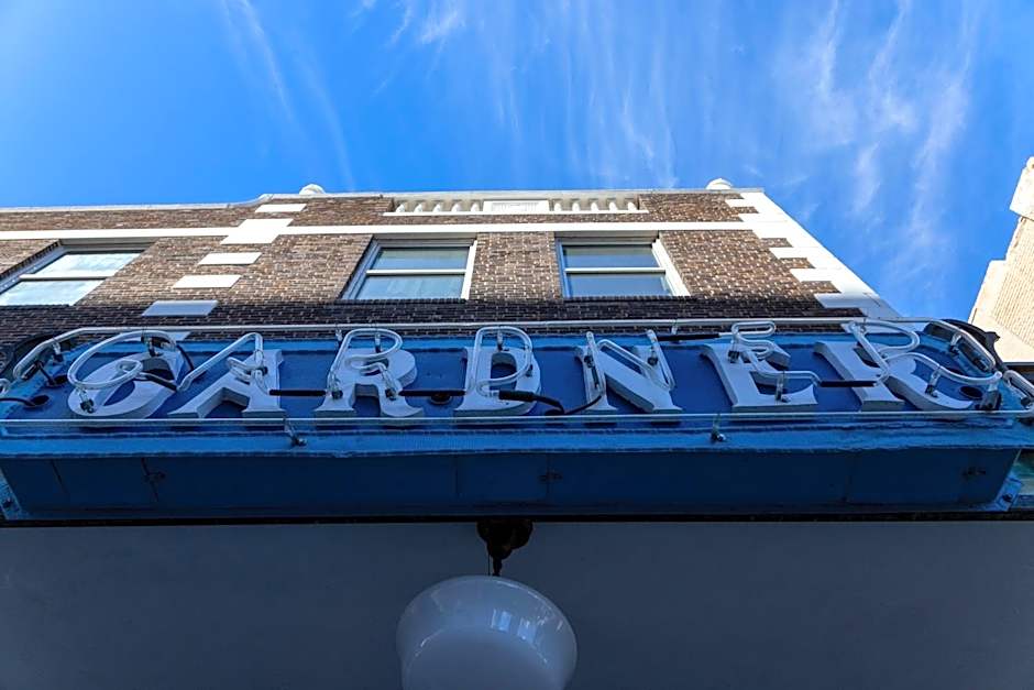 Gardner Hotel & Hostel