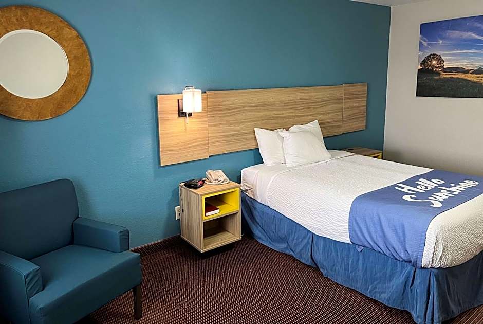Days Inn by Wyndham Pratt