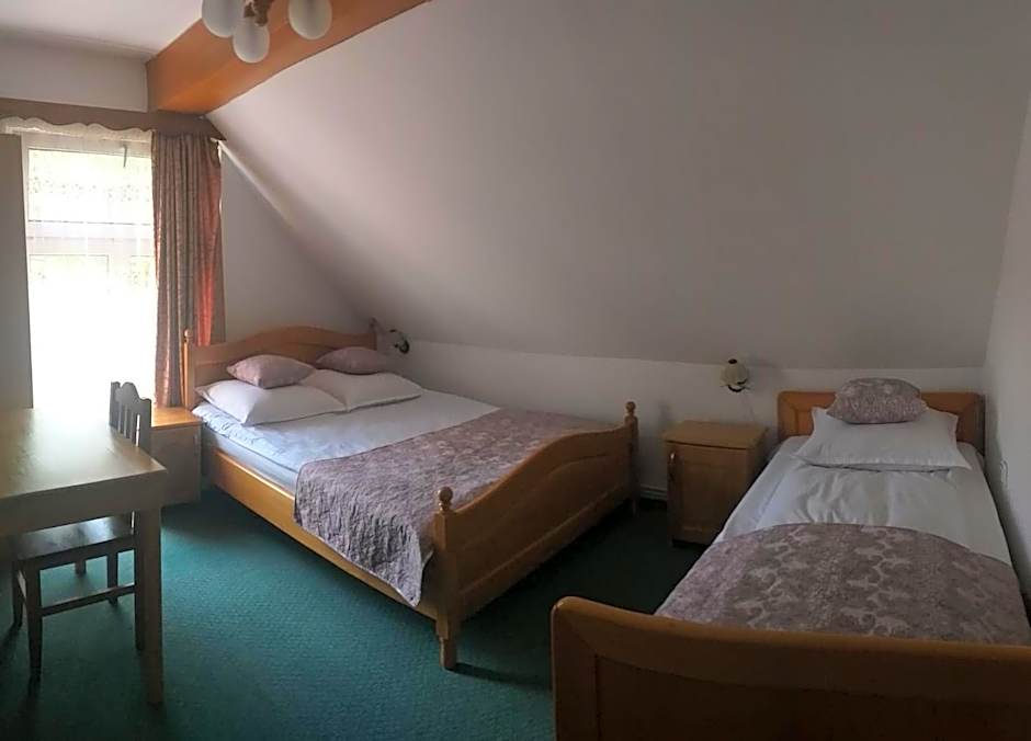 Șoaptele pădurii & Căsuța din pădure