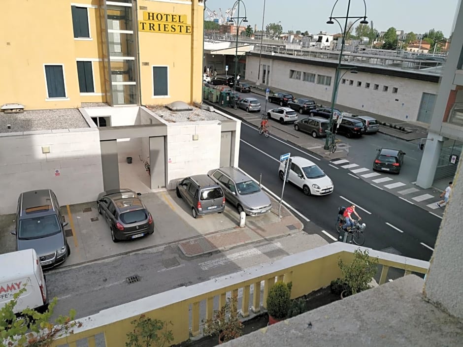 Bulldog Station Apartments with private WC, AC, TV
