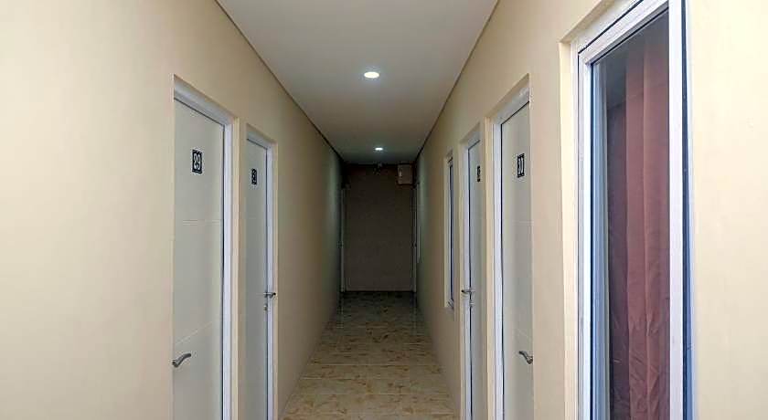 RedDoorz Plus near RS JIH Solo