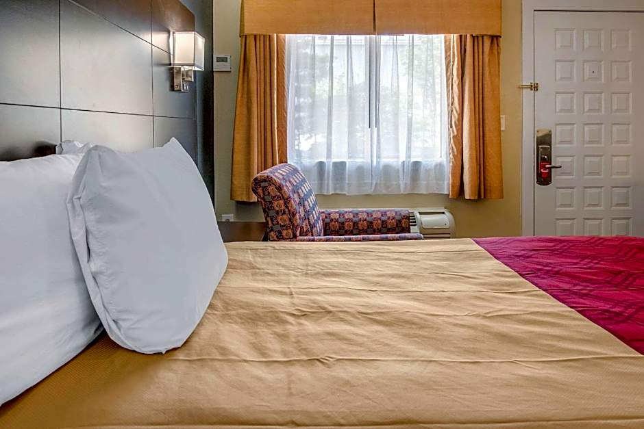 Econo Lodge Freeport