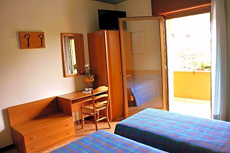 Standard Twin Room with Mountain View