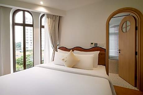 Premier Deluxe Corner Room with City View
