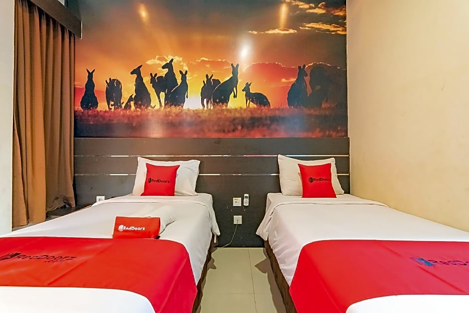 RedDoorz near Stadion Sanaman Mantikei