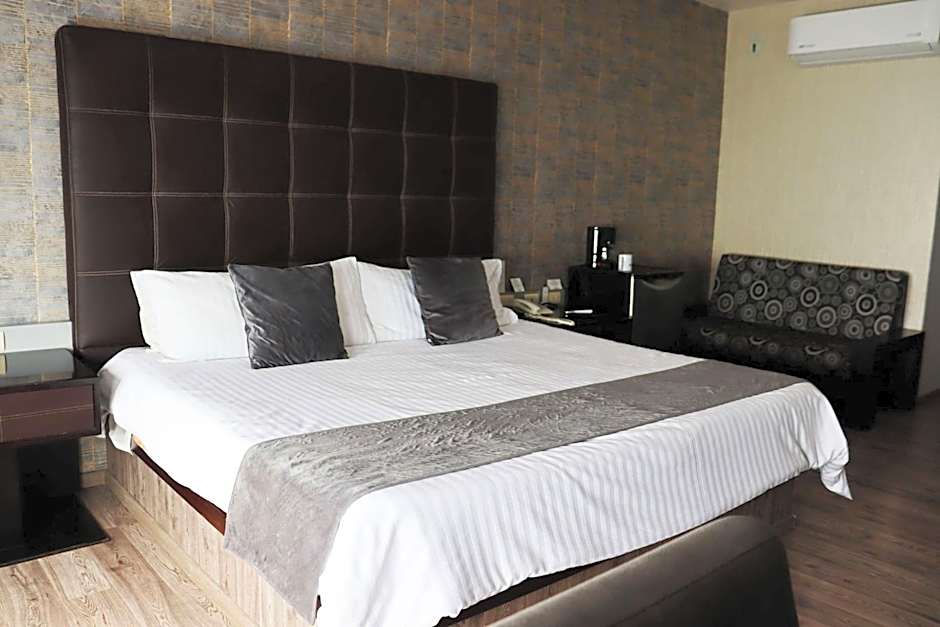 Foto 1 von 6 von 1 King Bed Suite, Mobility Accessible, Roll in Shower