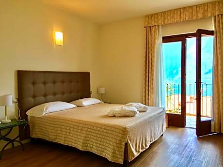 Deluxe Double Room with Balcony and Lake View
