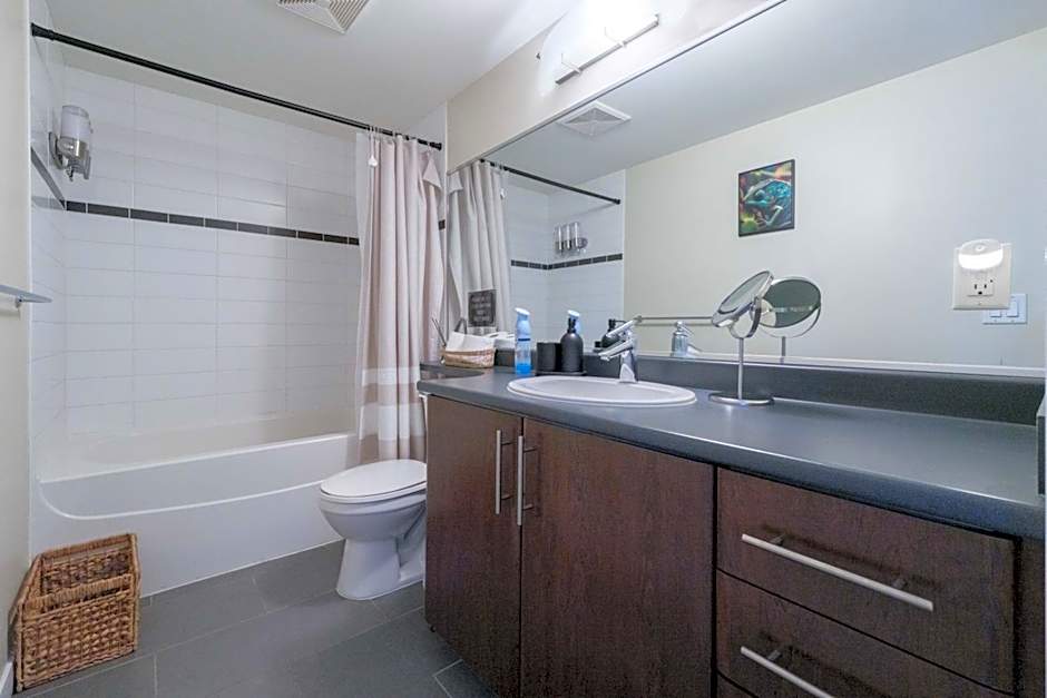 Sub-Penthouse Apartment with Jacuzzi Pool & Sauna