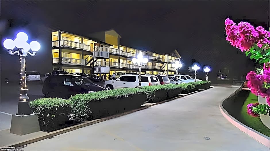 Sunday House Inn and Suites