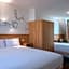 Au Pacific Hotel