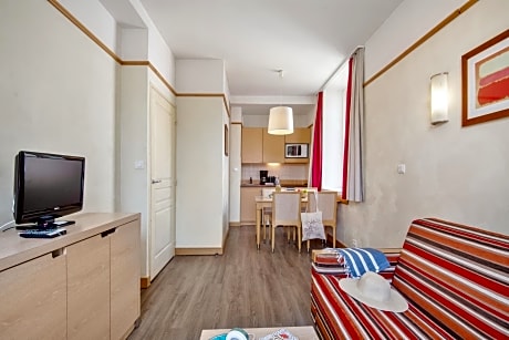 One-Bedroom Apartment with Sleeping Alcove and Terrace or Balcony (6 People)