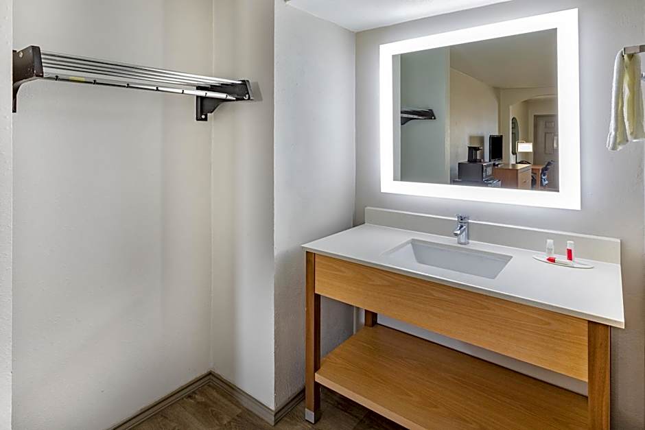 Days Inn & Suites by Wyndham Huntsville