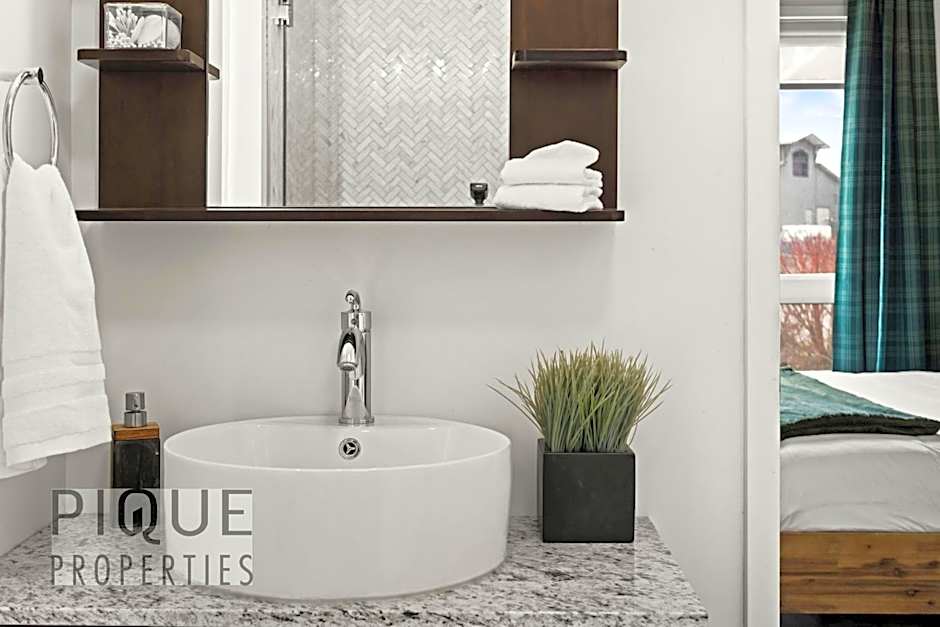 Mountain Haven Retreat, Pool & Hot Tub, UG Parking, Fitness Centre, WiFi!