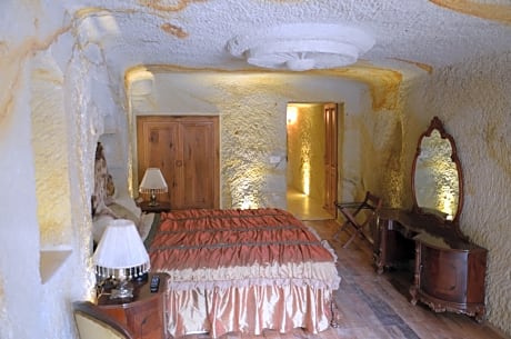 Deluxe Cave Room