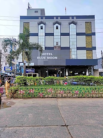 HOTEL BLUE MOON
