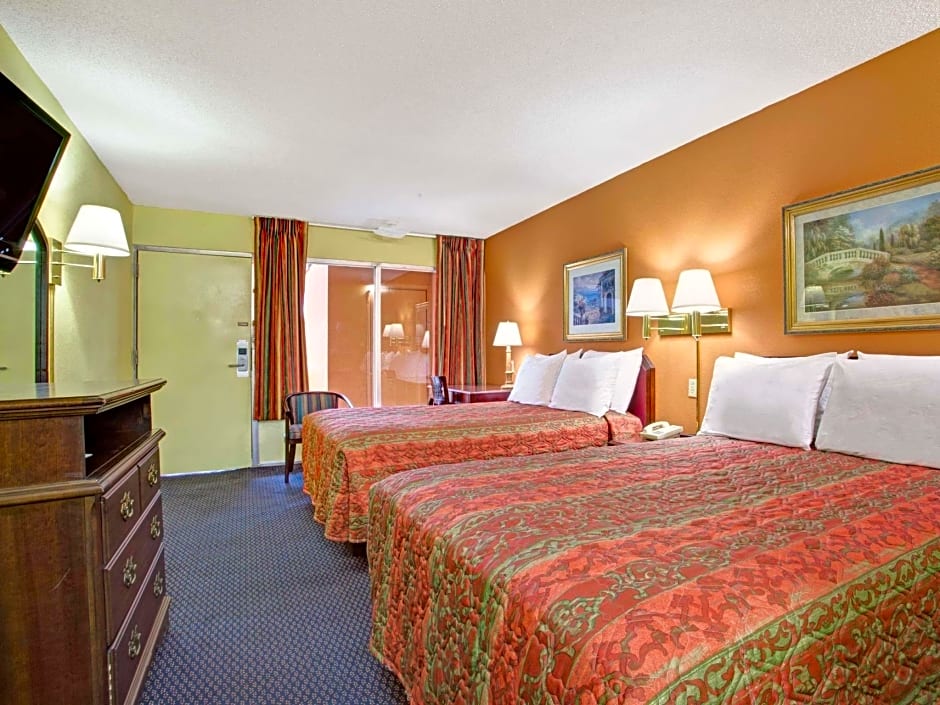 Days Inn by Wyndham Benson