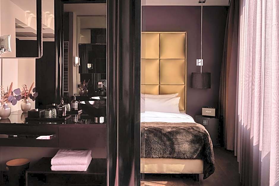 Roomers Frankfurt Central, Autograph Collection