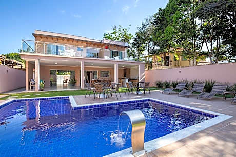 Casa com Piscina e Churrasqueira Privativa !