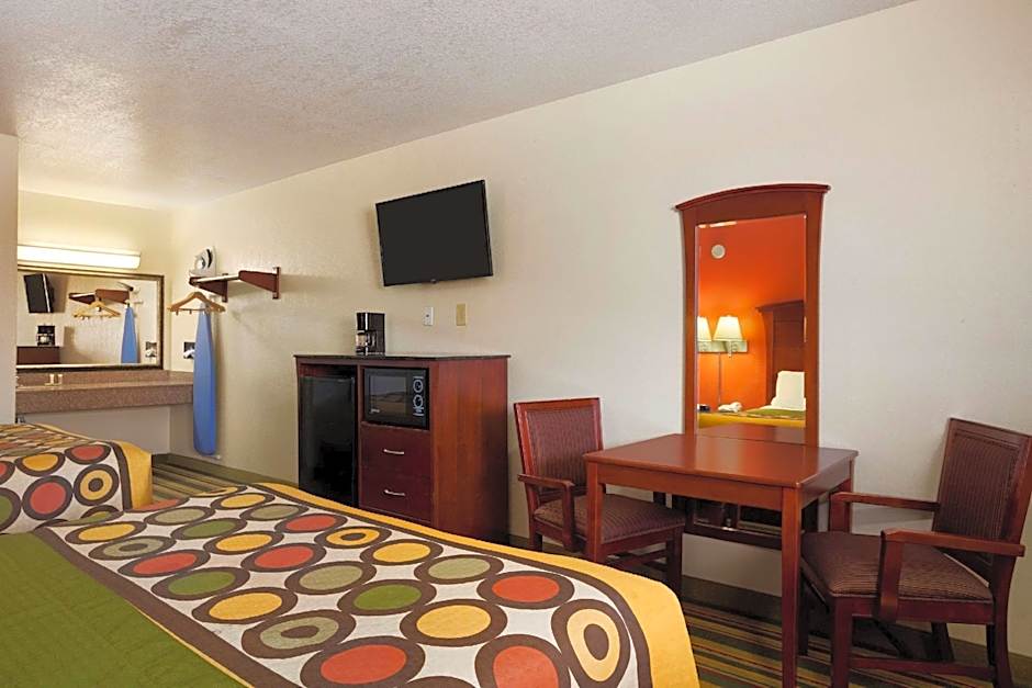 Super 8 by Wyndham Pleasanton