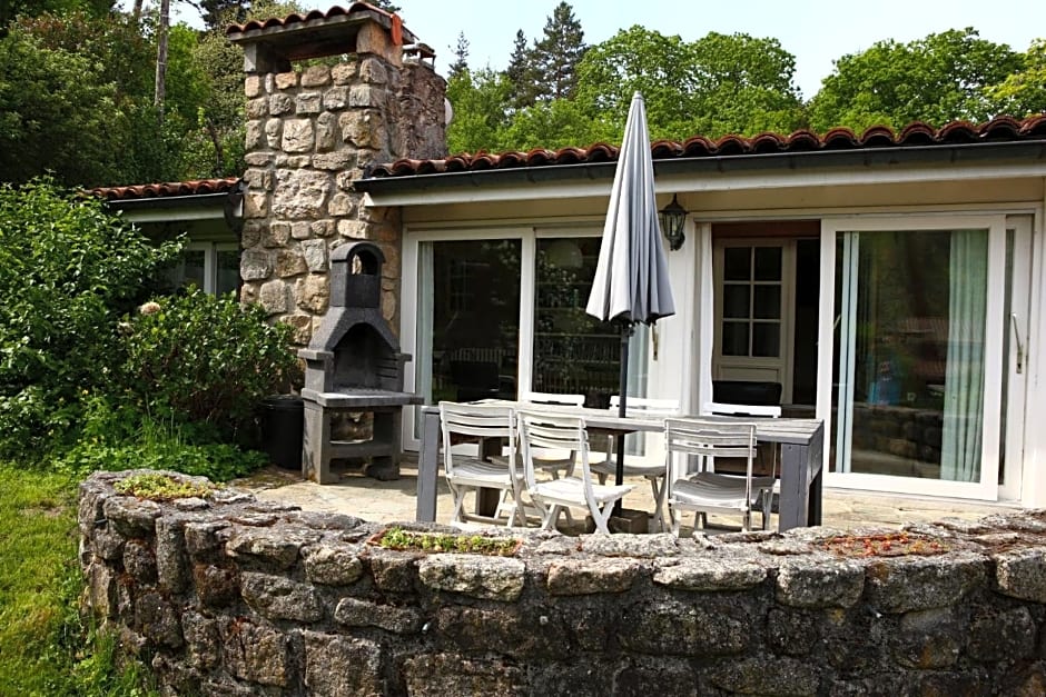 Les Grangeonnes, gîtes nature, piscine, sauna pour accueil familiale ou de groupe