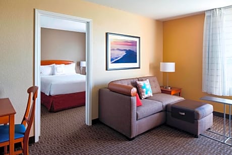 One-Bedroom Queen Suite with Sofa Bed and Adapted Tub - Mobility Accessible